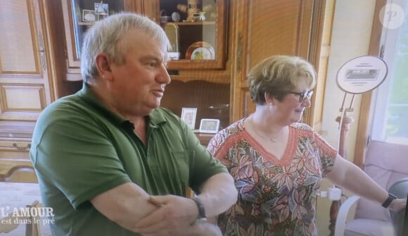 Et cette dernière se confie presque d'entrée à lui sur un problème de santé dont elle souffre et qui se révèle très embêtant au quotidien.
Pascal de L'amour est dans le pré avec sa prétendante Murielle