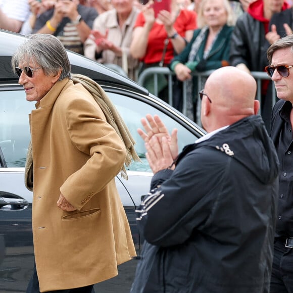 Jacques Dutronc et son fils Thomas Dutronc - Arrivées aux obsèques de l'auteure-compositrice-interprète et actrice française Françoise Hardy au crématorium du cimetière du Père-Lachaise à Paris, France, le 20 juin 2024. © Jacovides-Moreau/Bestimage 