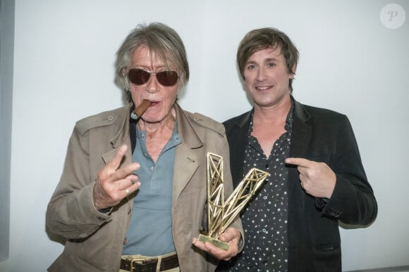 Exclusif - Jacques Dutronc (Victoire d'honneur) avec son fils Thomas Dutronc en backstage lors la 37ème cérémonie des Victoires de la musique à la Seine musicale de Boulogne-Billancourt, le 11 février 2022. © Cyril Moreau / Tiziano Da Silva / Bestimage 