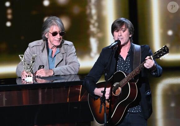 Jacques Dutronc (Victoire d'honneur) et Thomas Dutronc lors de la 37ème cérémonie des Victoires de la musique à la Seine musicale de Boulogne-Billancourt, le 11 février 2022. © Guirec Coadic/Bestimage 