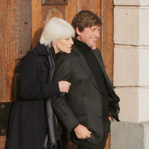 Exclusif - Françoise Hardy et son fils Thomas Dutronc se baladent le long des quais de l'Île Saint-Louis à Paris, France, le 2 novembre 2016.