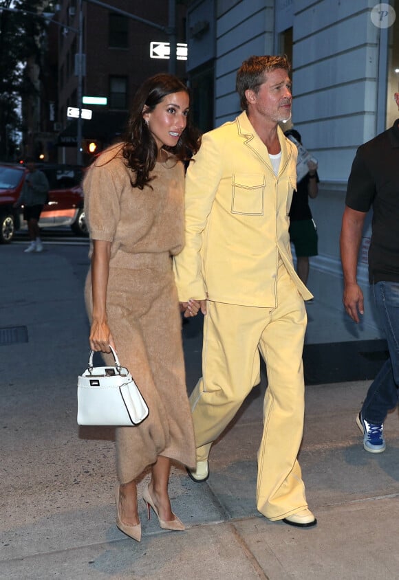 Brad Pitt et Ines De Ramon assistent à une exposition dans une galerie d'art, avant de dîner au restaurant " Sistina " sur Madison Avenue, Manhattan, New York City, NY, USA, le 9 septembre 2024.
Photo par Jose Perez/Splash News/ABACAPRESS.COM