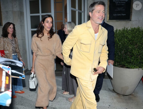 Naturellement, les photos du tandem ont rapidement fait le tour les médias.
Brad Pitt et Ines De Ramon assistent à une exposition dans une galerie d'art, avant de dîner au restaurant " Sistina " sur Madison Avenue, Manhattan, New York City, NY, USA, le 9 septembre 2024.
Photo par Jose Perez/Splash News/ABACAPRESS.COM