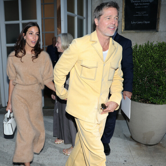 Naturellement, les photos du tandem ont rapidement fait le tour les médias.
Brad Pitt et Ines De Ramon assistent à une exposition dans une galerie d'art, avant de dîner au restaurant " Sistina " sur Madison Avenue, Manhattan, New York City, NY, USA, le 9 septembre 2024.
Photo par Jose Perez/Splash News/ABACAPRESS.COM