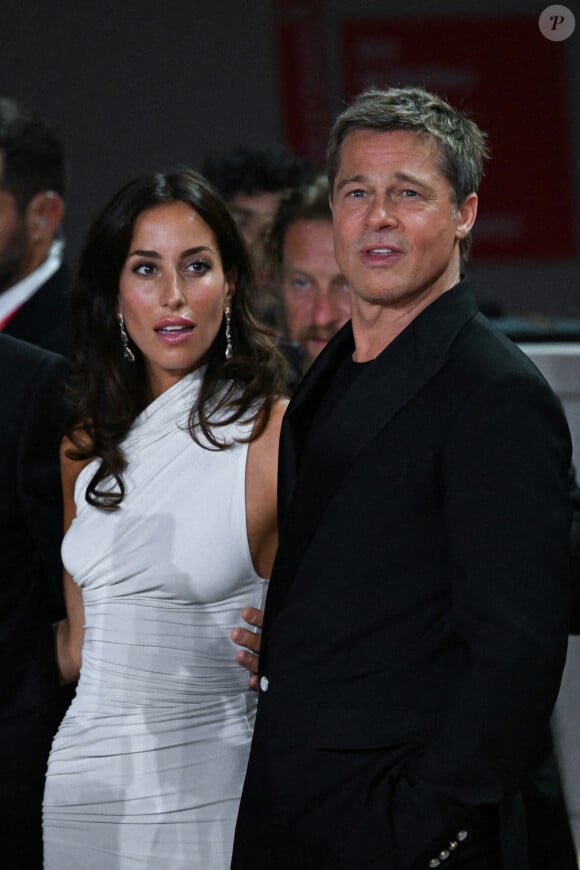 Il y a quelques jours, l'ex-mari d'Angelina Jolie a d'ailleurs été immortalisé à ses côtés à la 81ème édition de la Mostra de Venise... Sur le tapis rouge !
Ines de Ramon et Brad Pitt assistent à la première de Wolfs dans le cadre du 81e Festival international du film de Venise, à Venise, en Italie, le 01 septembre 2024.
Photo par Aurore Marechal/ABACAPRESS.COM