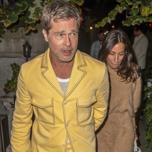 L'un et l'autre ont sens aigu du style... Depuis dimanche, le couple multiplie les apparitions remarquées à New-York alors que la Fashion Week bat son plein.
New York, NY - Brad Pitt et Ines De Ramon sortent d'un dîner au Sistina. Le couple a fait une apparition élégante dans ce restaurant haut de gamme.
Photo : Brad Pitt, Ines De Ramon