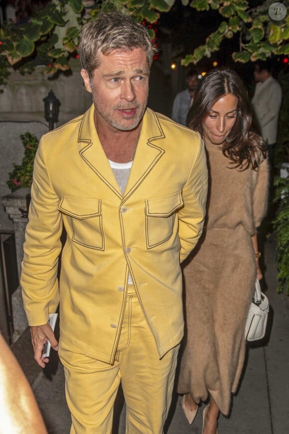 L'un et l'autre ont sens aigu du style... Depuis dimanche, le couple multiplie les apparitions remarquées à New-York alors que la Fashion Week bat son plein.
New York, NY - Brad Pitt et Ines De Ramon sortent d'un dîner au Sistina. Le couple a fait une apparition élégante dans ce restaurant haut de gamme.
Photo : Brad Pitt, Ines De Ramon