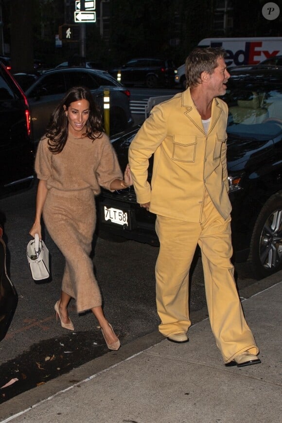 Brad Pitt et Ines De Ramon sortent pour un dîner confortable au Sistina, faisant une entrée élégante dans ce lieu branché.
Sur la photo : Ines De Ramon, Brad Pitt