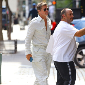 Brad Pitt est vu à New York City dans un ensemble entièrement blanc, composé d'une chemise boutonnée avec des poches à rabat sur la poitrine et d'un pantalon cargo assorti.
Sur la photo : Brad Pite