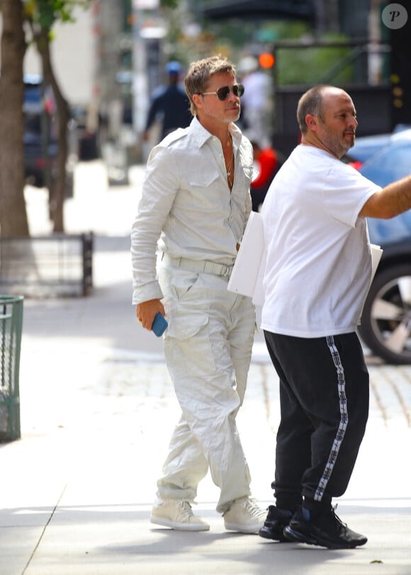 Brad Pitt est vu à New York City dans un ensemble entièrement blanc, composé d'une chemise boutonnée avec des poches à rabat sur la poitrine et d'un pantalon cargo assorti.
Sur la photo : Brad Pite