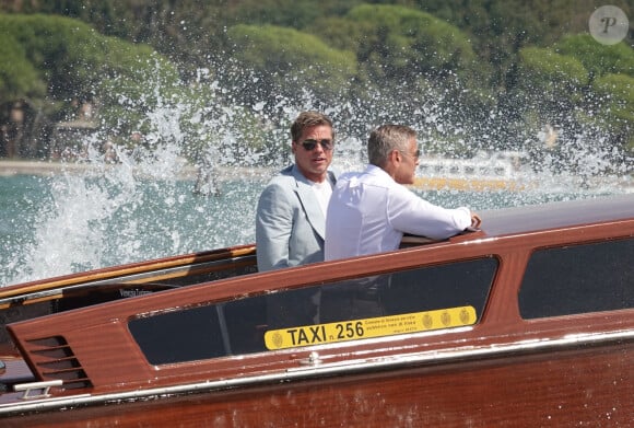 Les stars hollywoodiennes Brad Pitt et George Clooney prennent un bateau-taxi de l'hôtel Cipriani pour se rendre au festival du film de Venise sur le Lido