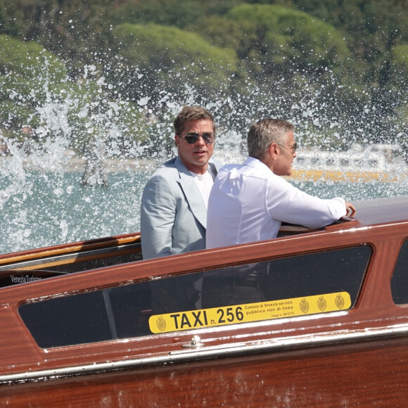 Les stars hollywoodiennes Brad Pitt et George Clooney prennent un bateau-taxi de l'hôtel Cipriani pour se rendre au festival du film de Venise sur le Lido