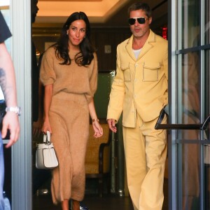 New York, NY - Brad Pitt et Ines de Ramon quittent un hôtel de New York et montent dans une limousine SUV.