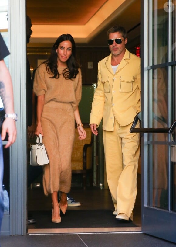 New York, NY - Brad Pitt et Ines de Ramon quittent un hôtel de New York et montent dans une limousine SUV.