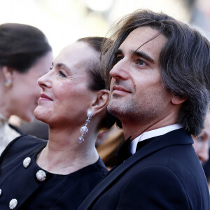 Dimitri Rassam et sa mère Carole Bouquet - Montée des marches du film " Megalopolis " lors du 77ème Festival International du Film de Cannes, au Palais des Festivals à Cannes. © Jacovides-Moreau / Bestimage