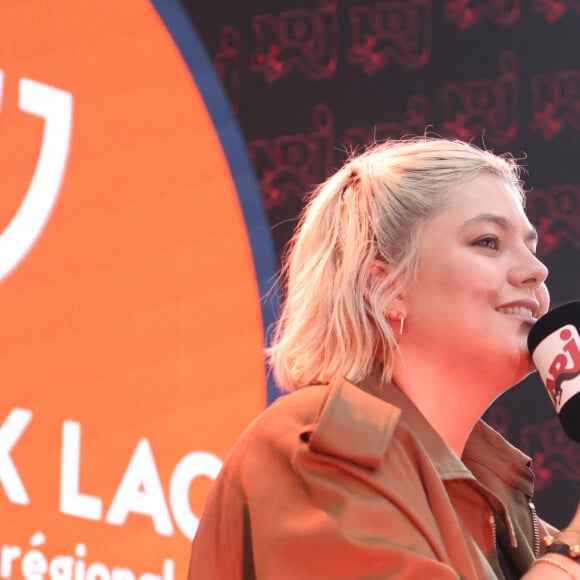 La chanteuse Louane Emera, invitée de la radio NRJ, au centre commercial Aushopping à Bordeaux-Lac. Le 6 mars 2024 © Jean-Marc Lhomer / Bestimage