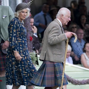 Le roi Charles III d'Angleterre et Camilla Parker Bowles, reine consort d'Angleterre, partagent un fou rire lors du Braemar Gathering 2024, le 7 septembre 2024. © Goff / Bestimage 