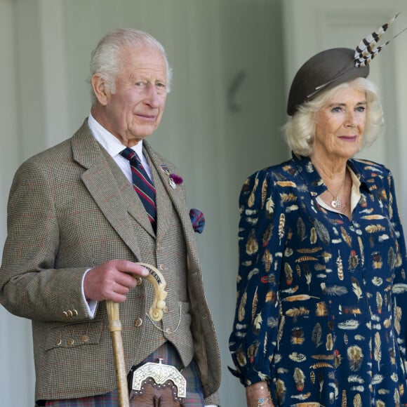 En octobre prochain, le roi Charles III devrait s'envoler en Australie avec son épouse la reine Camilla dans le cadre d'une tournée royale. Toutefois, son agenda aurait été allégé.
Le roi Charles III d'Angleterre et Camilla Parker Bowles, reine consort d'Angleterre, partagent un fou rire lors du Braemar Gathering 2024, le 7 septembre 2024. © Goff / Bestimage 