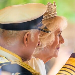 Et de compléter : "Plus courte que d'habitude, avec moins de jours d'engagements et des soirées réduites pour tenir compte du cancer (du roi) Charles III".
Le roi Charles III d'Angleterre et la reine consort Camilla Parker Bowles à leur départ du palais de Buckingham pour l'ouverture officielle du parlement britannique au palais de Westminster à Londres. Le 17 juillet 2024 