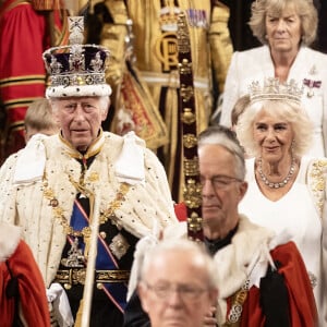 Et de conclure : "La visite d'État à Samoa comprend la cérémonie d'ouverture du sommet du Commonwealth".
Le roi Charles III d'Angleterre et Camilla Parker Bowles, reine consort d'Angleterre, au Palais de Westminster lors de l'ouverture officielle du Parlement britannique. Londres, le 17 juillet 2024.  