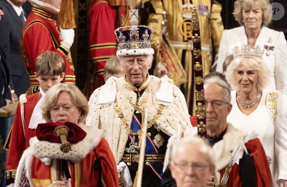 Et de conclure : "La visite d'État à Samoa comprend la cérémonie d'ouverture du sommet du Commonwealth".
Le roi Charles III d'Angleterre et Camilla Parker Bowles, reine consort d'Angleterre, au Palais de Westminster lors de l'ouverture officielle du Parlement britannique. Londres, le 17 juillet 2024.  