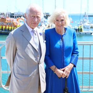 S'étant mis en retrait de la sphère publique pour se focaliser sur sa santé, le père de William et Harry a repris depuis peu ses activités officielles.
Le roi Charles III d'Angleterre et Camilla Parker Bowles, reine consort d'Angleterre, en visite officielle à Guernesey à Saint-Pierre-Port, le 15 juillet 2024. 