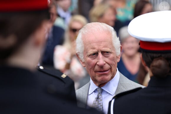 Le roi Charles III (Le roi Charles III d'Angleterre) et la reine Camilla (Camilla Parker Bowles, reine consort d'Angleterre) regardent le défilé du roi lors d'une visite officielle à Jersey le 15 juillet 2024 à St Helier, Jersey. Le défilé comprend la musique de l'île de Jersey, l'escadron de campagne de Jersey, les anciens combattants, les services d'urgence, les unités de cadets, les scouts et les guides. © Ian Vogler/MirrorPix/Bestimage