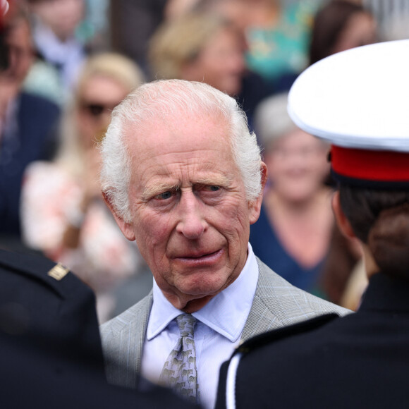 Le roi Charles III (Le roi Charles III d'Angleterre) et la reine Camilla (Camilla Parker Bowles, reine consort d'Angleterre) regardent le défilé du roi lors d'une visite officielle à Jersey le 15 juillet 2024 à St Helier, Jersey. Le défilé comprend la musique de l'île de Jersey, l'escadron de campagne de Jersey, les anciens combattants, les services d'urgence, les unités de cadets, les scouts et les guides. © Ian Vogler/MirrorPix/Bestimage