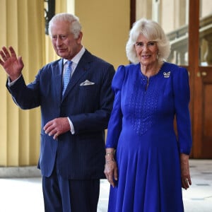 Le roi Charles III d'Angleterre et Camilla Parker Bowles, reine consort d'Angleterre, - Le roi d'Angleterre et la reine consort d'Angleterre, raccompagnent l'empereur et l'impératrice du Japon aux portes de Buckingham Palace à l'issue de leur visite officielle à Londres, le 28 juin 2024. © Jira / Backgrid / Bestimage 