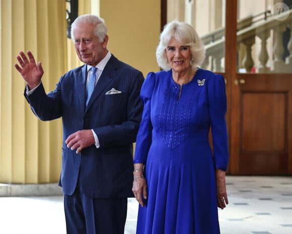 Le roi Charles III d'Angleterre et Camilla Parker Bowles, reine consort d'Angleterre, - Le roi d'Angleterre et la reine consort d'Angleterre, raccompagnent l'empereur et l'impératrice du Japon aux portes de Buckingham Palace à l'issue de leur visite officielle à Londres, le 28 juin 2024. © Jira / Backgrid / Bestimage 