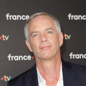 Un souvenir qu'il a raconté à RTL
Julien Arnaud au photocall de la conférence de presse de rentrée de France Télévisions à Paris, France, le 4 septembre 2024. © Coadic Guirec/Bestimage 