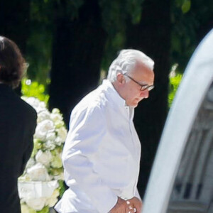 Survivre lui a donné envie de reconquérir les cuisines. Fait chevalier de la Légion d'honneur en 2004, il est également auteur de nombreux ouvrages culinaires 
Le chef Alain Ducasse - Obsèques d'Antoine Alléno (fils du chef cuisinier français, trois étoiles au Guide Michelin Yannick Alléno) en la collégiale Notre-Dame de Poissy, France, le 13 mai 2022. © Christophe Clovis/Bestimage 