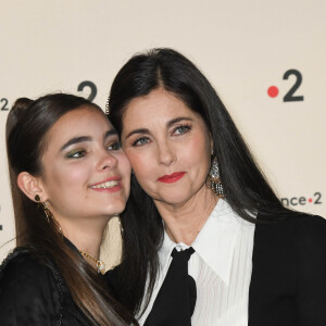 La jeune femme a été diplômée de l'University College London.
Cristiana Reali et Toscane Huster lors de la 31ème cérémonie des Molières 2019 aux Folies Bergère à Paris, France, le 13 mai 2019. © Coadic Guirec/Bestimage 