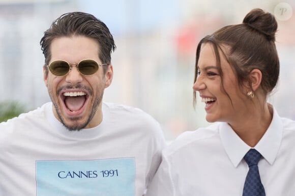 Leur belle complicité ayant été mise à l'honneur lors de la dernière édition du Festival de Cannes, les deux stars ont récemment été aperçues ensemble au défilé Jacquemus, à Capri.
François Civil et Adèle Exarchopoulos - Photocall du film "L'Amour Ouf" (Beating Hearts / Compétition) lors du 77ème Festival International du Film de Cannes (14 - 25 mai 2024), le 24 mai 2024. © Moreau / Jacovides / Bestimage 