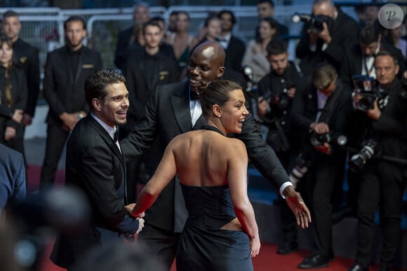 Jean-Pascal Zadi, François Civil, Adèle Exarchopoulos - Descente des marches du film " L'amour ouf " lors du 77ème Festival International du Film de Cannes, au Palais des Festivals à Cannes. Le 23 mai 2024 © Olivier Borde / Bestimage 