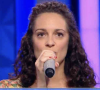 Notamment avec Coline, la nouvelle Maestro du jeu.
Coline, nouvelle Maestro de "N'oubliez pas les paroles", sur France 2