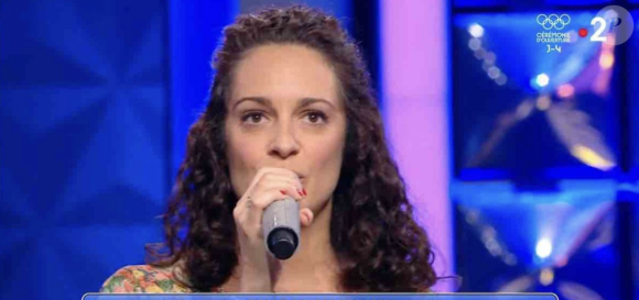 Notamment avec Coline, la nouvelle Maestro du jeu.
Coline, nouvelle Maestro de "N'oubliez pas les paroles", sur France 2