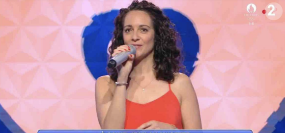 "Personnellement, la concentration est mon point faible. Je me mets à penser à autre chose très facilement et je n'arrive pas à le contrôler ! C'est difficile de tenir !", a-t-elle avoué à Télé Star
Coline, nouvelle Maestro de "N'oubliez pas les paroles", sur France 2