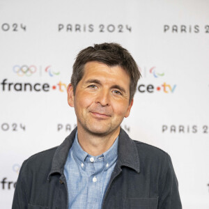 Thomas Sotto lors de la présentation des journalistes et chroniqueurs de France Télévisions pour les Jeux Olympiques 2024 au musée de l'Homme à Paris, le 11 juin 2024. © Pierre Perusseau / Bestimage