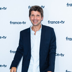 Thomas Sotto lors du photocall dans le cadre de la conférence de presse de France Télévisions au Pavillon Gabriel à Paris, France, le 24 août 2021. © Pierre Perusseau/Bestimage