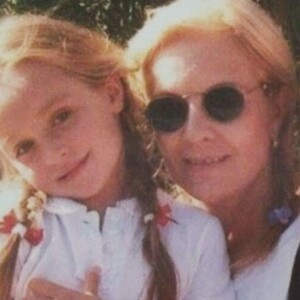 Sylvie Vartan, a elle aussi posté une photo en hommage à sa petite fille.

© Instagram de Sylvie Vartan