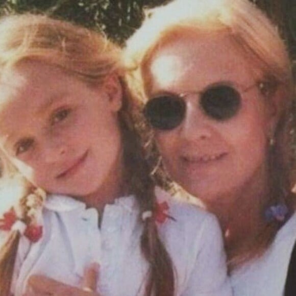 Sylvie Vartan, a elle aussi posté une photo en hommage à sa petite fille.

© Instagram de Sylvie Vartan