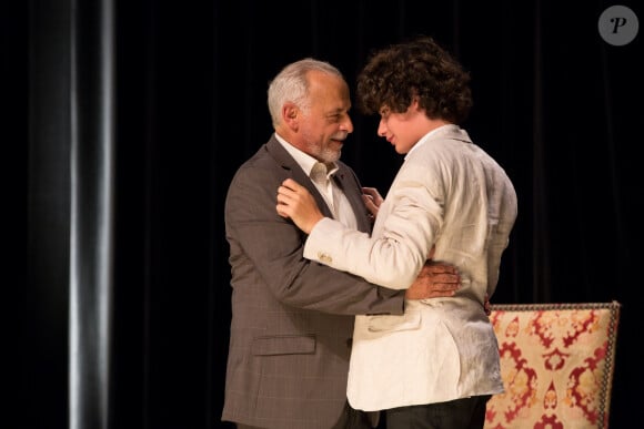 Exclusif - Francis Perrin et son fils Louis - Francis Perrin fête ses 50 ans de carrière et revient sur scène pour une soirée spéciale avec "Molière malgré Moi" au théâtre de la Gaîté-Montparnasse à Paris le 18 juin 2016 entouré de sa famille et ses amis. © Romuald Meigneux / Bestimage 