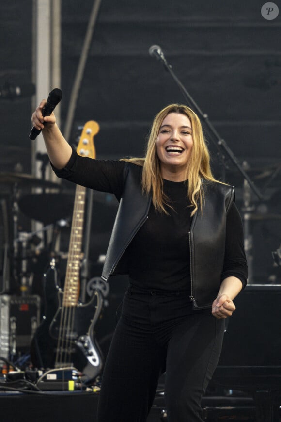 La chanteuse Santa (Samanta Cotta) est en concert sur la scène du festival au Printemps de Pérouges au Château de Saint-Maurice-de-Rémens le 26 juin 2024. © Sandrine Thesillat / Panoramic / Bestimage  