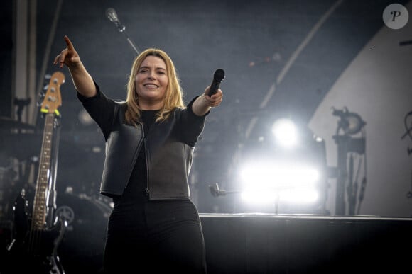 La chanteuse Santa (Samanta Cotta) est en concert sur la scène du festival au Printemps de Pérouges au Château de Saint-Maurice-de-Rémens le 26 juin 2024. © Sandrine Thesillat / Panoramic / Bestimage  