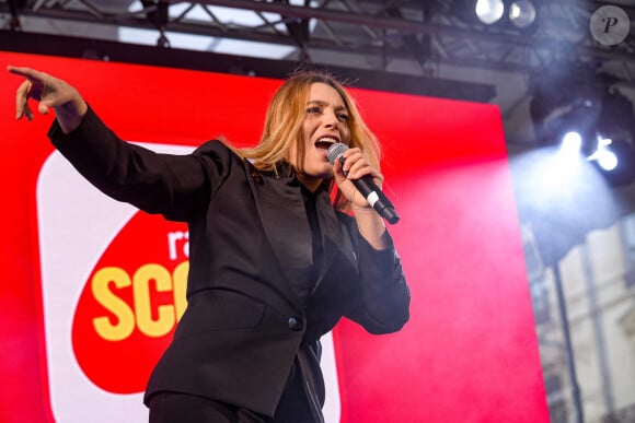 La chanteuse Santa lors de la 11ème édition du Scoop Live Radio Scoop - Soupe en scène du chef Fabrice Bonnot au profit de l'association "Notre Dame des Sans Abri" sur la place de la République à Lyon, France, le 25 novembre 2023. © Sandrine Thesillat/Panoramic/Bestimage 