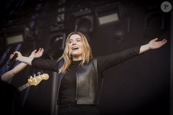 La chanteuse Santa (Samanta Cotta) est en concert sur la scène du festival au Printemps de Pérouges au Château de Saint-Maurice-de-Rémens le 26 juin 2024. © Sandrine Thesillat / Panoramic / Bestimage  