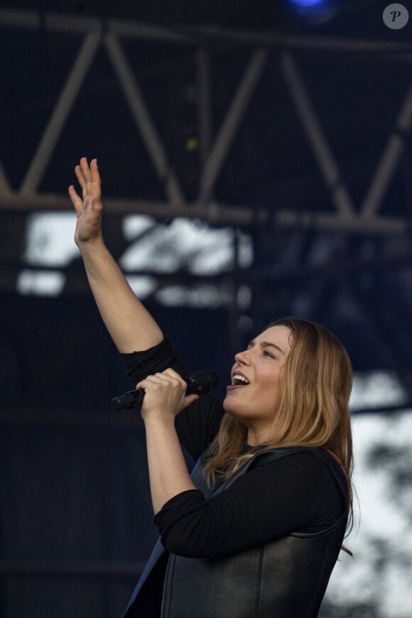 La chanteuse Santa (Samanta Cotta) est en concert sur la scène du festival au Printemps de Pérouges au Château de Saint-Maurice-de-Rémens le 26 juin 2024. © Sandrine Thesillat / Panoramic / Bestimage  