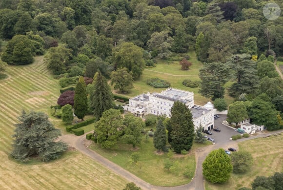 Aux dernières nouvelles, le prince Andrew pourrait prochainement perdre sa chic propriété nichée à Windsor : Le Royal Lodge composé de 30 pièces qu'il partage avec Sarah Ferguson, son ex-épouse.
Le roi Charles III d'Angleterre, devrait prochainement expulser son frère, le prince Andrew, duc d'York, de la résidence Royal Lodge. Les spéculations vont bon train sur l'avenir du prince Andrew à l'intérieur de Royal Lodge depuis que le souverain a décidé de congédier l'équipe de sécurité du domaine à partir du mois d'octobre 2024. Le roi Charles envisagerait que Royal Lodge soit "une future maison potentielle pour la reine Camilla, si elle devait lui survivre", selon le journal britannique, Express (UK). 