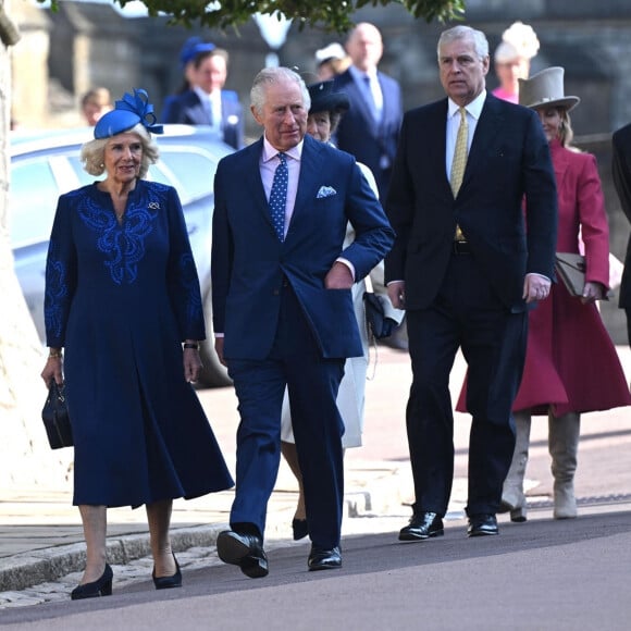 Le beau-frère de la reine Camilla a notamment perdu ses fonctions, son titre d'altesse royale, ses patronages et titres militaires...
Le roi Charles III d'Angleterre et Camilla Parker Bowles, reine consort d'Angleterre, Le prince Andrew, duc d'York - La famille royale du Royaume Uni arrive à la chapelle Saint George pour la messe de Pâques au château de Windsor le 9 avril 2023. 